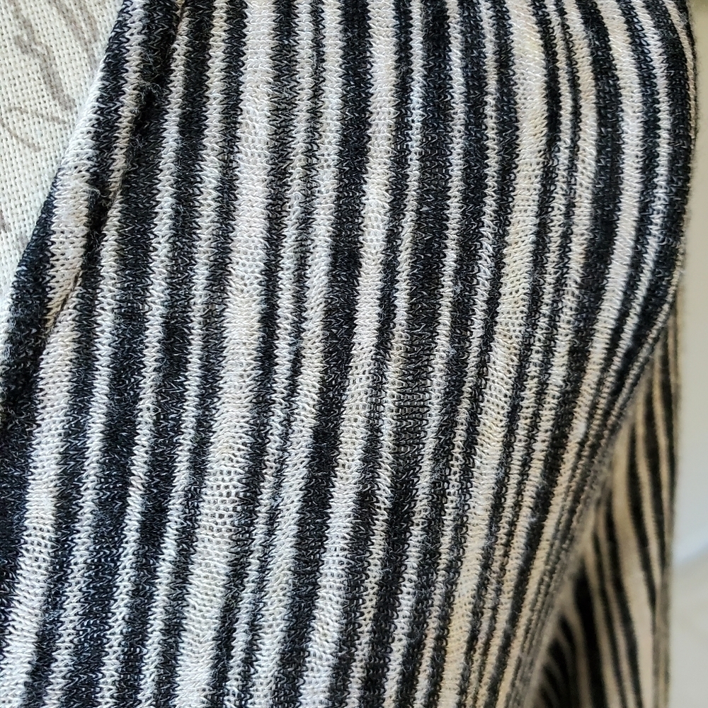 W5 3/4 sleeve striped twist front top sz. M - Picture 4 of 6